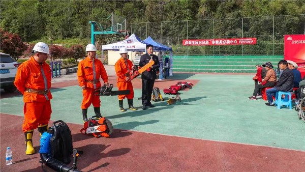 工作人員為群眾講解消防用具的種類和使用方法。周光輝攝