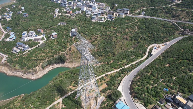 寧夏至湖南±800千伏特高壓直流輸電工程（重慶段）跨江放線作業(yè)。楊崳杰攝