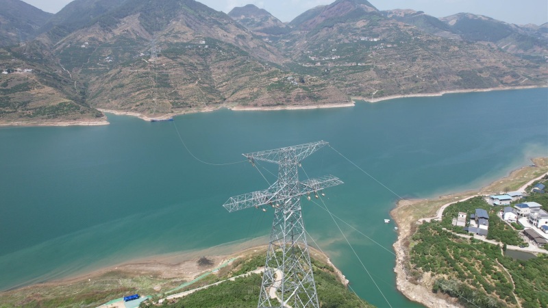 寧夏至湖南±800千伏特高壓直流輸電工程（重慶段）利用船舶渡繩過江。楊崳杰攝