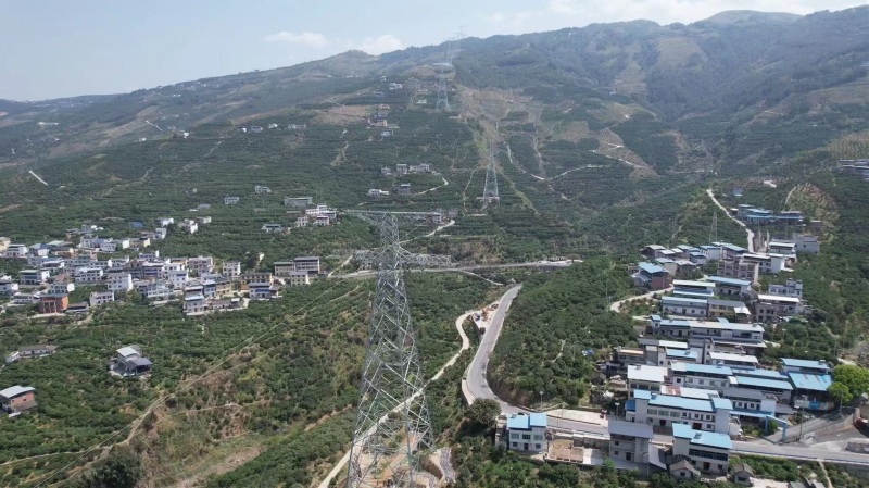 寧夏至湖南±800千伏特高壓直流輸電工程（重慶段）跨長江放線，N3401～N3404張力場(chǎng)牽線段。楊崳杰攝