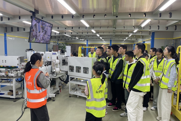 親子研學(xué)活動(dòng)現(xiàn)場(chǎng)。巴南團(tuán)區(qū)委供圖