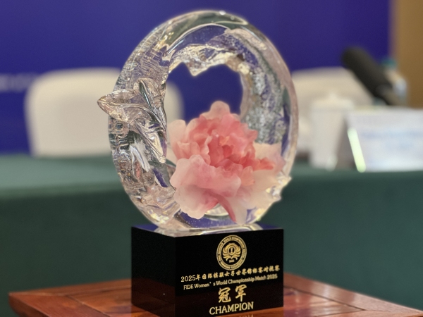 冠軍獎杯。任峰攝