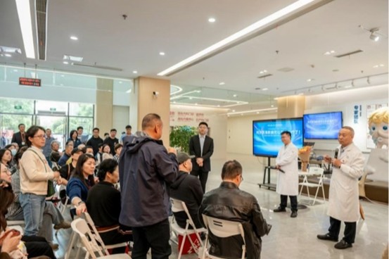 答疑互動(dòng)環(huán)節(jié)。重慶松山醫(yī)院供圖