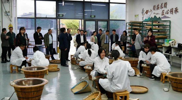 與會嘉賓參觀鄉(xiāng)創(chuàng)工匠CEO制茶非遺技藝展示現(xiàn)場。重慶對外經(jīng)貿(mào)學(xué)院供圖