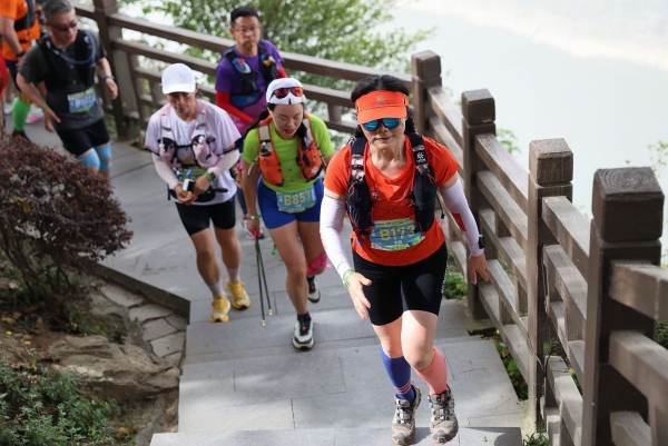 參賽選手攀登峽江觀景平臺賽道。江北區(qū)委宣傳部供圖