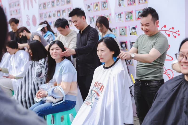 腫瘤防治科普嘉年華現(xiàn)場，市民手持稱量匙精準稱量5克鹽，直觀感受每日鹽攝入上限。鄒樂攝