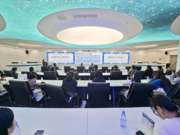 4月9日，豐都縣稅務(wù)局聯(lián)合縣工業(yè)園區(qū)管委會開展“稅惠園區(qū)·護(hù)航星火”政策宣講活動，送上《企業(yè)合規(guī)經(jīng)營指引》。張凌云攝