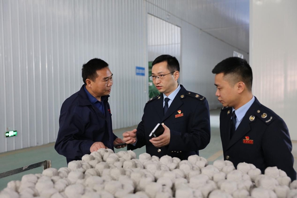 石柱土家族自治縣稅務(wù)局走訪轄區(qū)工業(yè)園區(qū)重點企業(yè)，了解生產(chǎn)經(jīng)營狀況，講解出口退稅政策及日常涉稅風(fēng)險注意事項。劉虹玥攝