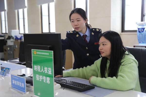 酉陽縣稅務(wù)局邀請稅收服務(wù)體驗師實地體驗辦稅流程。董舟徑攝