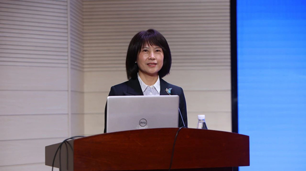 郝萍上臺發(fā)言。重慶西區(qū)醫(yī)院供圖