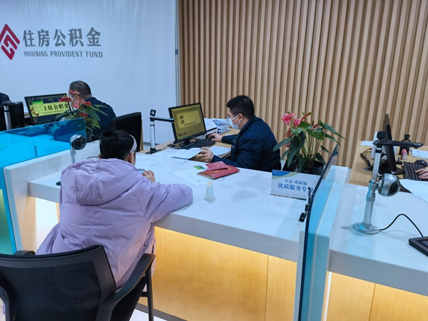 市民在小金·成渝通優(yōu)質(zhì)服務(wù)專窗辦理公積金業(yè)務(wù)。重慶市住房城鄉(xiāng)建委供圖