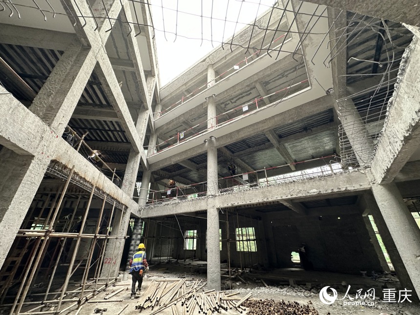 豐都縣中醫(yī)院城西院區(qū)改造提升工程現(xiàn)場。人民網(wǎng)記者 劉政寧攝