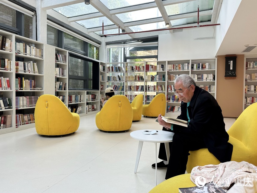 居民在新投用的豐都圖書館看書。人民網(wǎng)記者 劉政寧攝