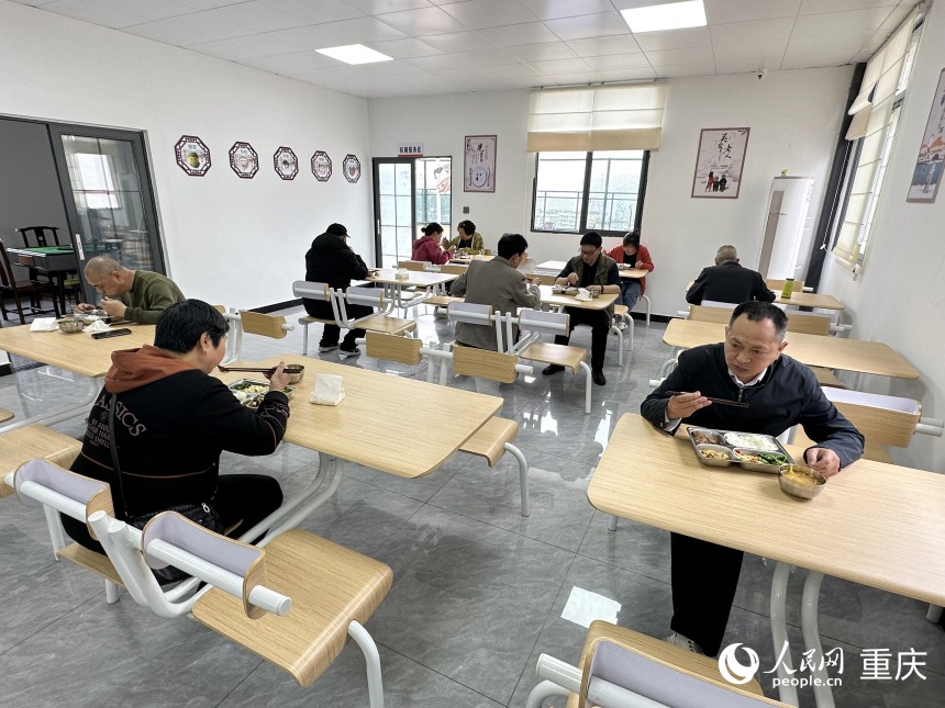 居民在老年愛心食堂用餐。人民網(wǎng)記者 劉政寧攝