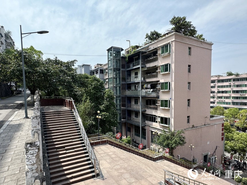 望江小區(qū)加裝電梯的居民樓。人民網(wǎng)記者 劉政寧攝