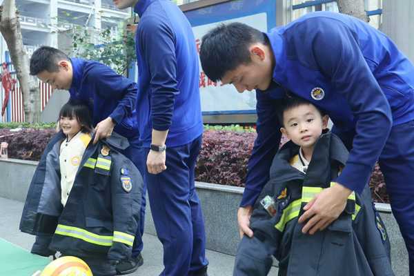 體驗穿消防員作戰(zhàn)服。北晨鳳瀾幼兒園供圖