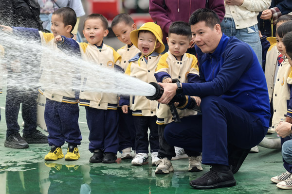 體驗滅火。北晨鳳瀾幼兒園供圖
