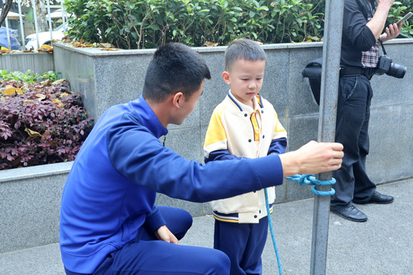 學(xué)習(xí)打繩結(jié)。北晨鳳瀾幼兒園供圖