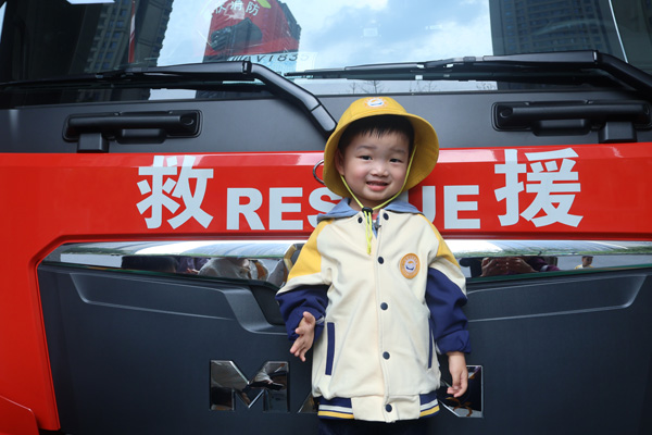 參觀消防車。北晨鳳瀾幼兒園供圖