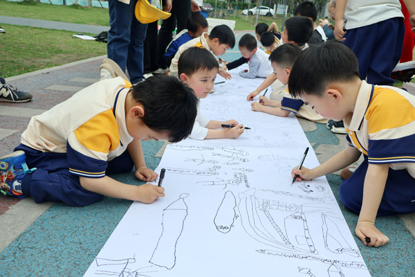 畫出心中的消防員。北晨鳳瀾幼兒園供圖