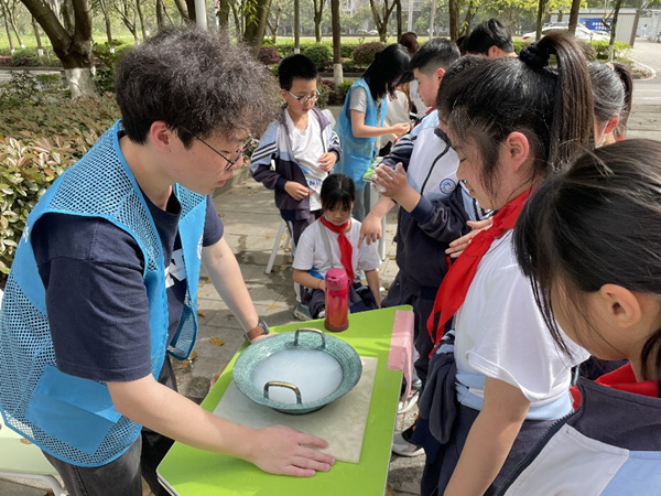 學生們在實驗樓外體驗趣味實驗。重慶師范大學供圖