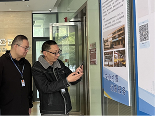 執(zhí)法人員“掃碼入企”開展行政執(zhí)法。羅星月 攝