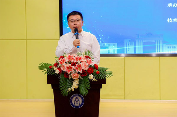 西南大學(xué)附屬中學(xué)校校長(zhǎng)張勇主持研討會(huì)。西大附中榮昌實(shí)驗(yàn)學(xué)校供圖