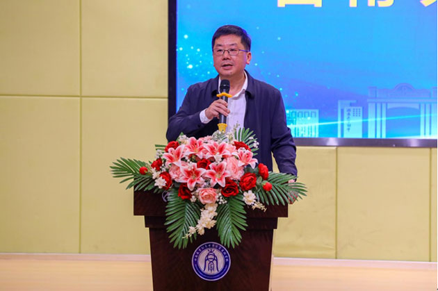 西南大學(xué)副校長(zhǎng)鄒芙都致辭。西大附中榮昌實(shí)驗(yàn)學(xué)校供圖