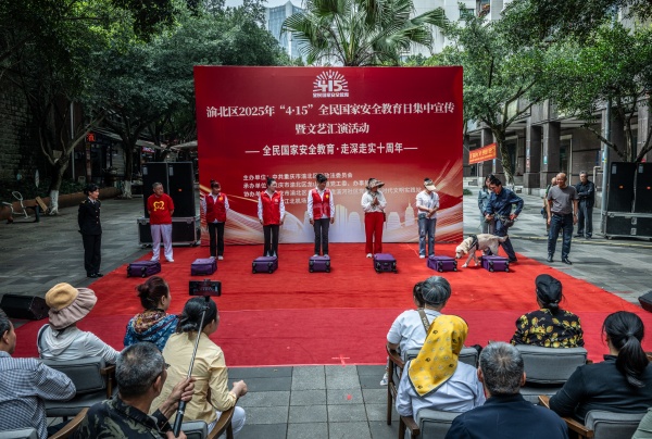 重慶江北機(jī)場(chǎng)海關(guān)監(jiān)管工作犬開(kāi)展查驗(yàn)任務(wù)。龍山街道供圖