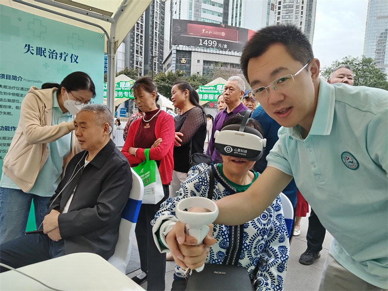 健康集市現(xiàn)場，醫(yī)生正在為前來參加活動的市民義診。