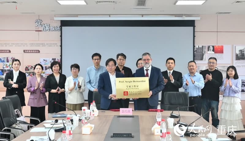 重慶市人民醫(yī)院醫(yī)學(xué)檢驗(yàn)科客座教授簽約儀式舉行。鄒樂攝