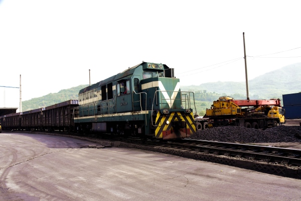 列車駛?cè)肴锪骰?。張靜攝