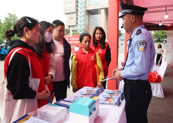 現(xiàn)場(chǎng)工作人員為市民普及國(guó)家安全知識(shí)。長(zhǎng)壽區(qū)委宣傳部供圖