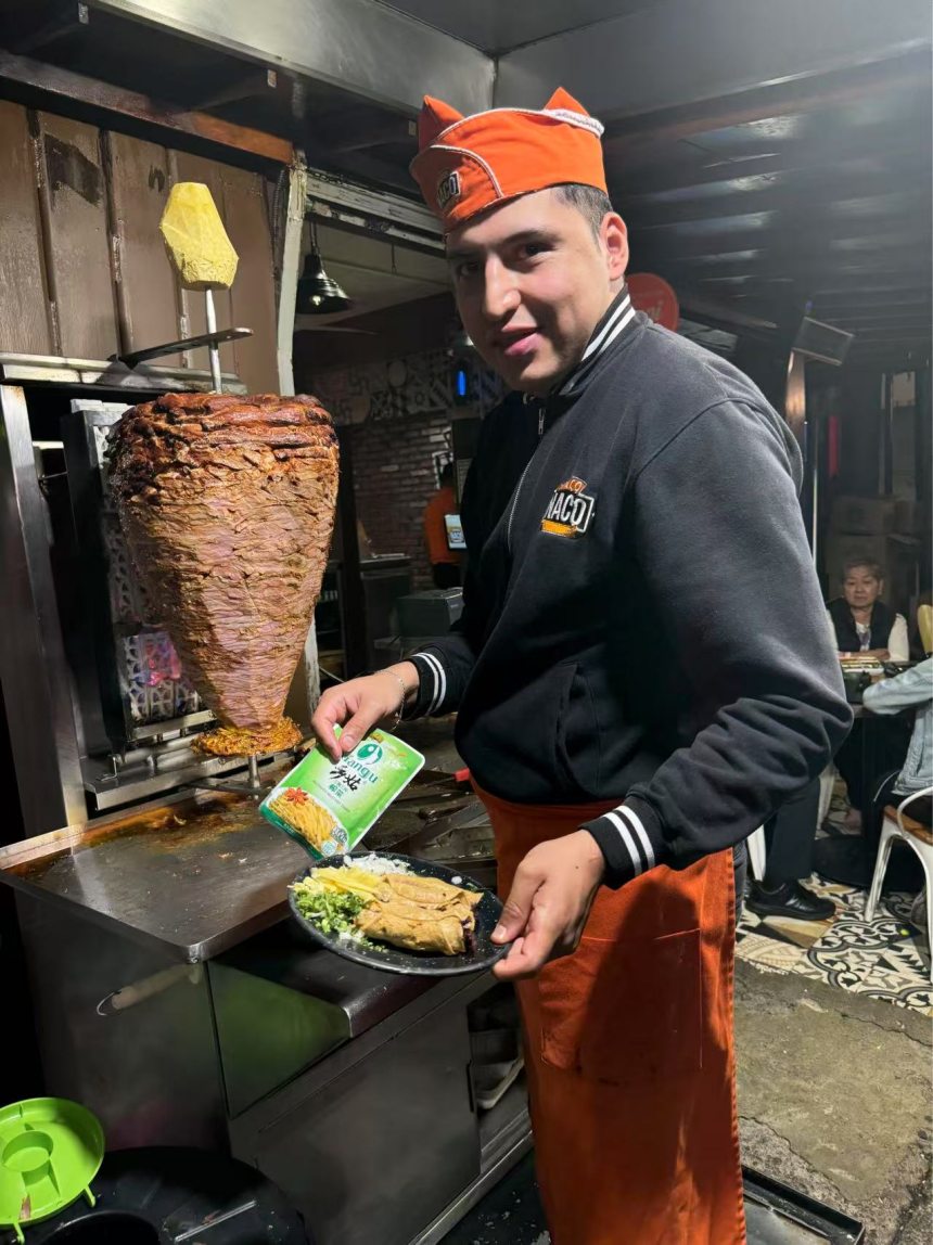 豐都“鄉(xiāng)姑”榨菜搭配墨西哥玉米卷。三和實(shí)業(yè)供圖