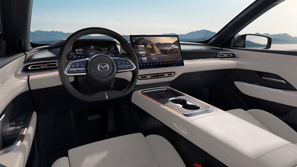 MAZDA EZ-6鷺羽白淺色內(nèi)飾中控臺。受訪者供圖