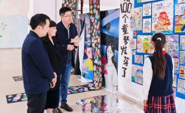 學(xué)生為參觀者講解作品內(nèi)涵。重慶科學(xué)城樹(shù)人思賢小學(xué)校供圖