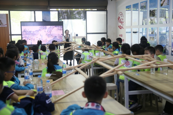 學(xué)生體驗(yàn)職業(yè)啟蒙教育。任峰攝