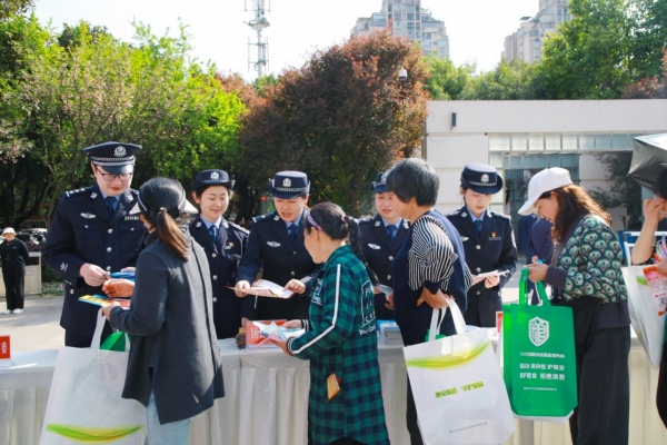 向市民宣傳國家安全知識。孫玉潔攝