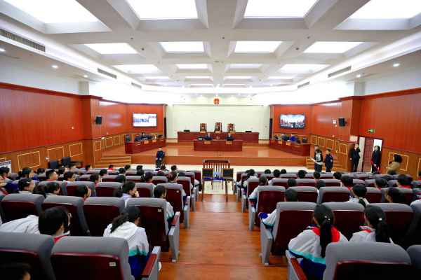 模擬庭審現(xiàn)場(chǎng)。萬(wàn)岳樂(lè)攝