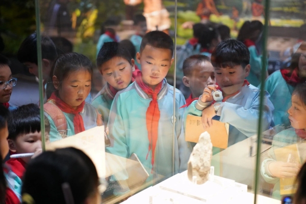 三年級學(xué)生走進(jìn)大渡口區(qū)博物館。大渡口區(qū)鈺鑫小學(xué)校供圖