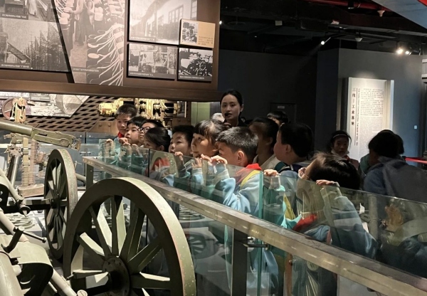 四年級學(xué)生走進(jìn)重慶工業(yè)博物館。大渡口區(qū)鈺鑫小學(xué)校供圖