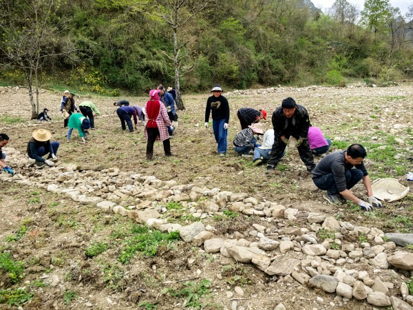 村民種花完成游客心愿。廖森攝