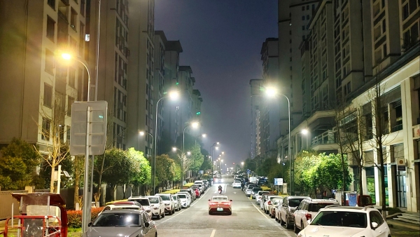 整改后的路燈。胡佳銀攝