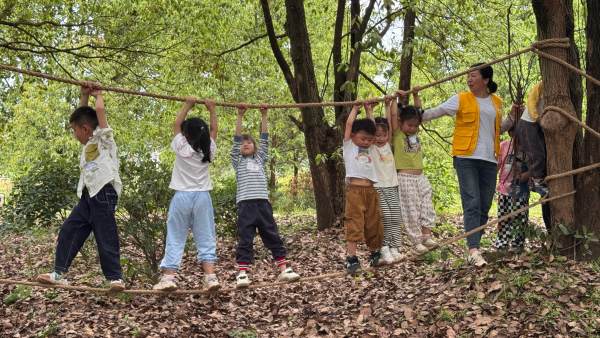 孩子們進行拓展訓練。熊瑞蓮攝