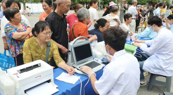 義診活動現(xiàn)場。重慶西區(qū)醫(yī)院供圖