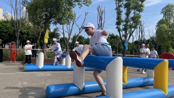 跑者趣味闖關(guān)。受訪單位供圖