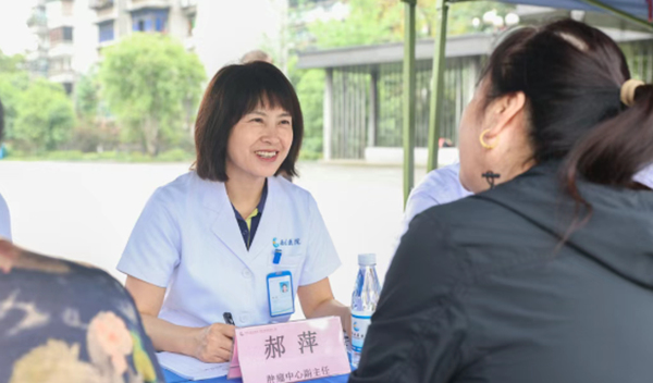 郝萍為居民答疑解惑。重慶西區(qū)醫(yī)院供圖