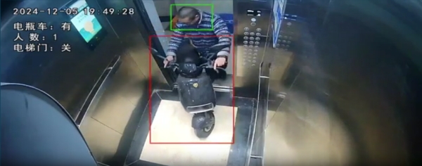 AI預(yù)警攜電動車進(jìn)入電梯。江北區(qū)委宣傳部供圖
