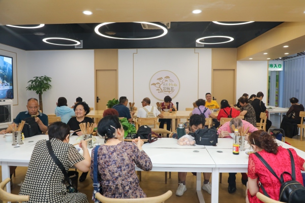 華新街街道橋北社區(qū)食堂一到飯點兒，座無虛席。江北區(qū)委宣傳部供圖