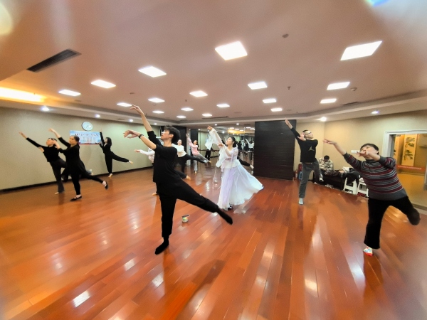 觀音橋青年夜校開設(shè)的現(xiàn)代舞課。江北區(qū)委宣傳部供圖